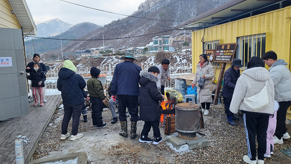 [마을소식] 밤티마을 논두렁 얼음썰매장 4년만에 재개장