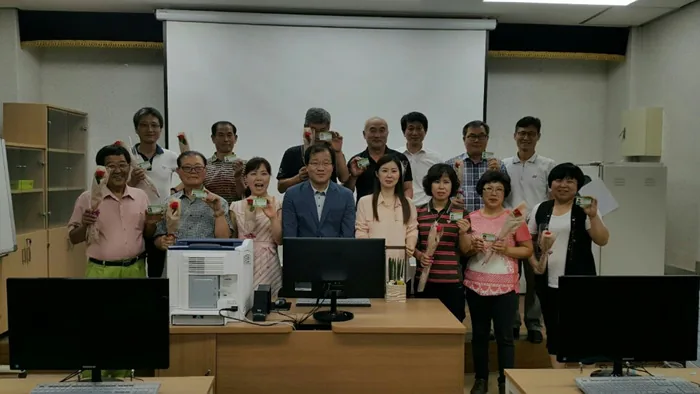 ms파워포인트반이 합격증을 들고 단체사진을 찍고 있다