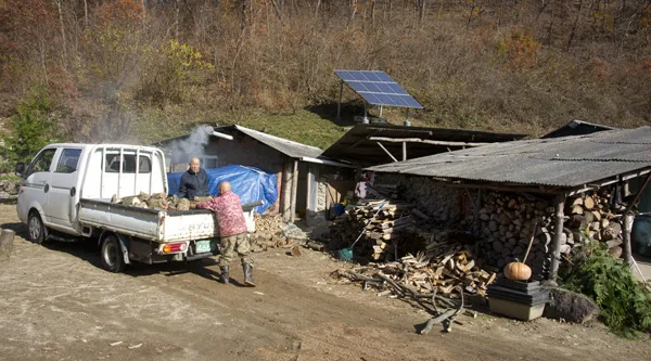 대각스님과 원각스님의 겨을나기 준비