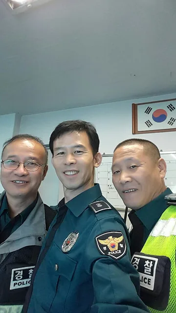 허진숙기자 (맨 우측) 고덕수 경찰관