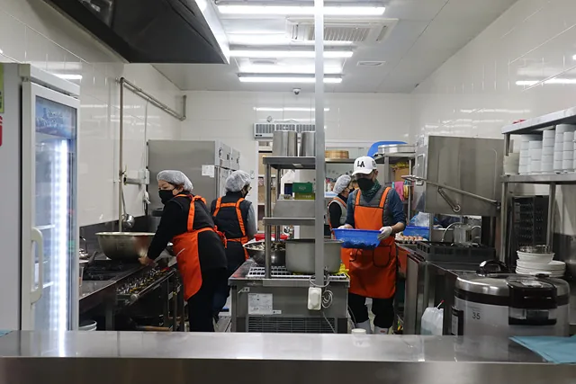 영업 준비 중인 근무자들