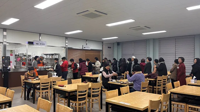 식당을 이용하는 교육생들
