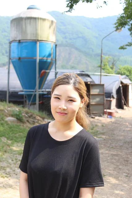 중학교 때부터 양계장일을 해온 이슬씨. 양계장 앞에서 (3)