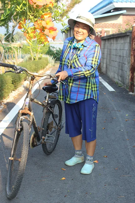 배추밭에 일 마치고 집에 오는 길. 그녀의 오래된 자전거. 자전거 타고 봉동읍내 이곳저곳을 돌아다닌다 (1)