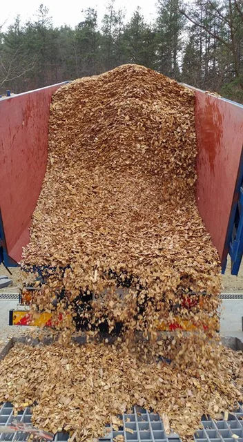 연료실에 채워지고 있는 우드칩 소나무20% 참나무와 잡목80% 수분은 25%이하 연료실 크기 125입방 안에 한번 저장하면 두달 동안 사용할 수 있다. 사진 이승재