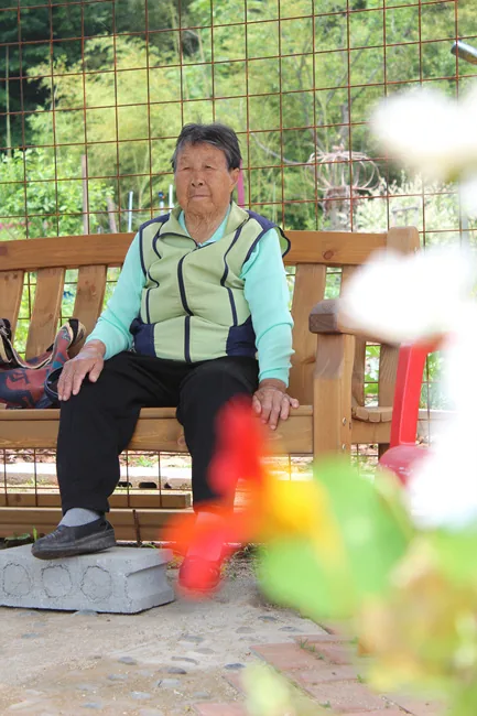 의자에 앉아 마을을 가만히 바라보는 것도 할머니의 중요할 일과이다.