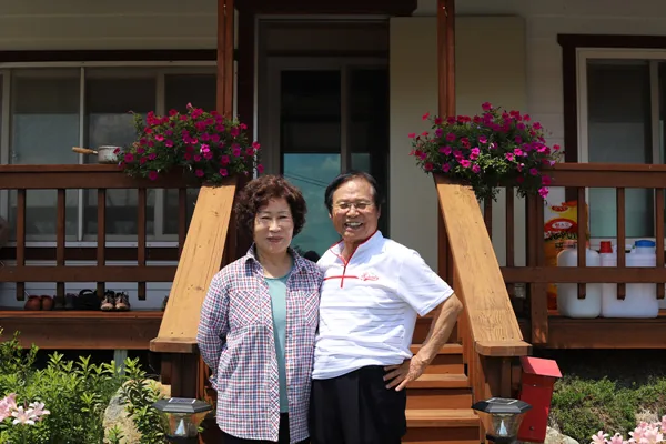 평생 동반자 유유복녀 여사와 함께 집 앞에서 (4)