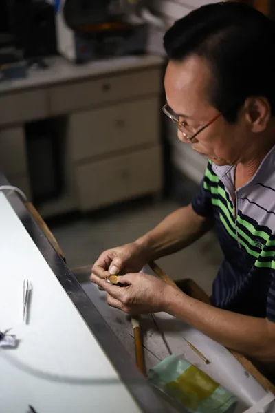 시계 수리중인 구근회씨 (2)