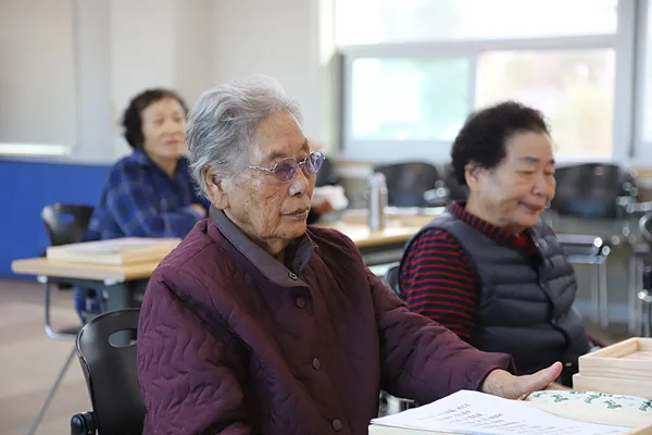 완주장애인복지관 한글반 교실 풍경. 군자할머니는 결석을 용납하지 않는 우등생이다 (1)