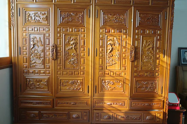 할머니 안방의 장농. 빛을 받은 농이 반질반질하다