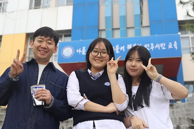 아이들과 함께 노는 맑눈광선생님^^ (1)