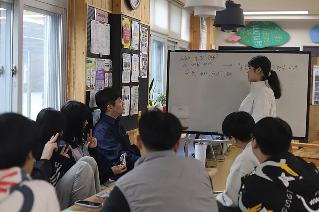 학생부장 선생님으로 동아리 활동지원중