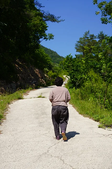 집 뒤 등산로를 오르는 점례씨