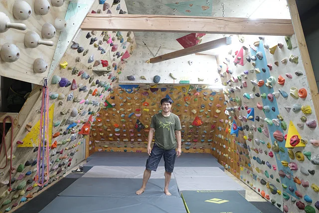 암벽 등반을 연습하는 암장에 선 광민 씨