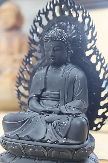 연꽃좌대, 석가모니불상,뒤에 후광이 한 세트. 옻칠을 여러번 하고 말리는 과정이다.