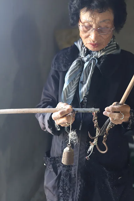 애틋한 생강저울을 바라보는 정애 할머니