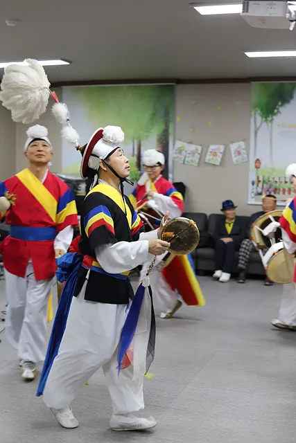 늘푸른예술단에 소속되어 완주의 요양원들을 방문하며 공연봉사를 하고 있다. 일주일에 3~4번 공연을 한다. (1)