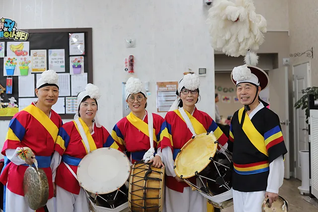 한빛농악단원들과 함께 좌 소성열, 임영남, 전인숙, 김영숙, 심계택 (2)