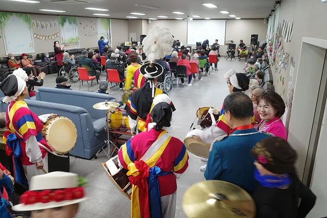 공연 전 단원들과 합을 맞추고 있다.