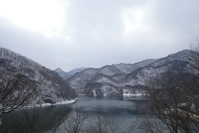 겨울이 깊은 동상면 저수지