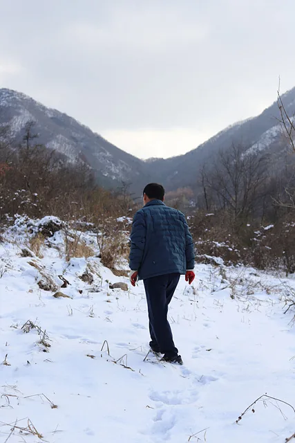 소년시절 화전밭을 일궜던 황새목을 향해 걷는 김맹준씨