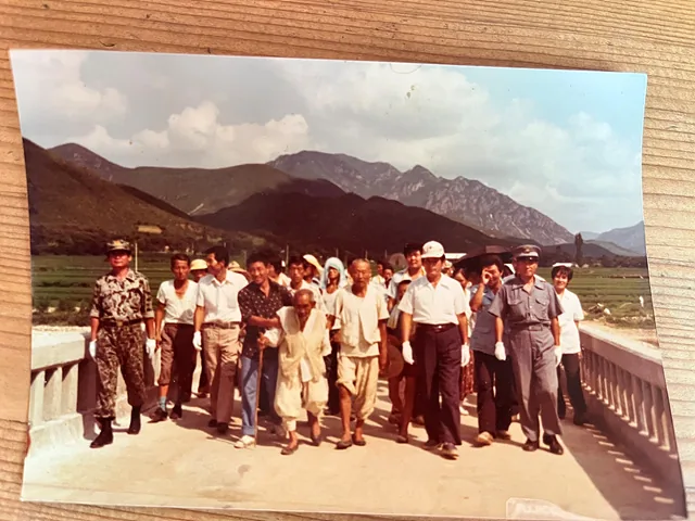 엄목다리 개통식에 모인 마을 사람들 (3)