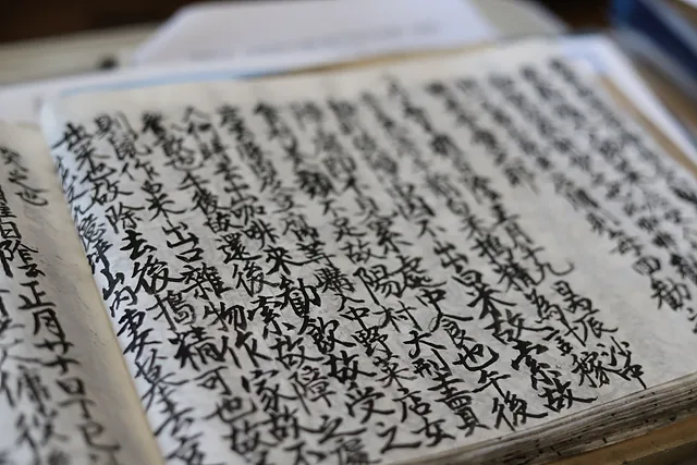 40대부터 하루를 기억하기 위해 쓰기 시작한 행유록. 늘 그렇듯 저녁 7시무렵이 되면 낮은 탁자에 앉아 일기를 쓴다 (2)