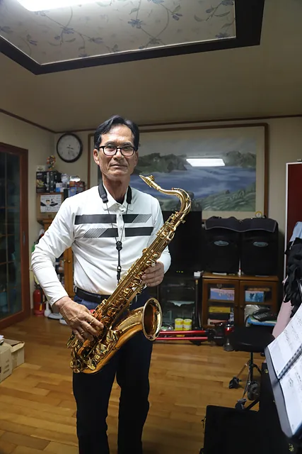 매일 아침 색소폰 연습을 해야 손이 굳지 않는다.