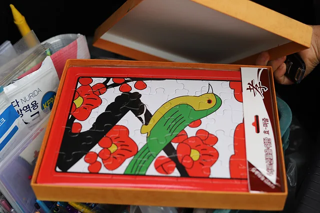 자체적으로 프로그램을 개발해서 어르신들 인지저하 예방을 위해 색칠공부, 퍼즐, 한글교육등 맞춤돌봄서비스를제공하고 있다. 경애씨 트렁크에 항상 준비되어 있는 것들 (3)