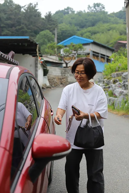 어르신들이 잘 알아볼 있도록 눈에 띄는 빨간색차를 몰고 다니는 경애씨 (2)