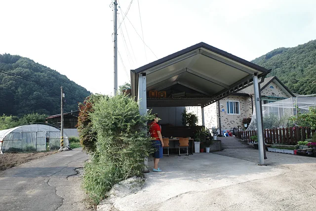 죽동마을 초입 유미씨의 집. 대문없는 집에는 누구나 반기는 쉼터가 있다