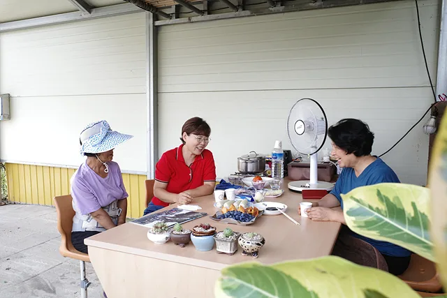 늘 그렇듯 쉼터에 둘러앉아 간식을 나눠먹는 이웃들 (2)