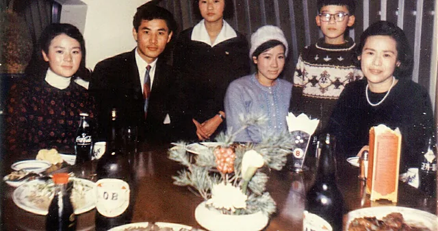 1960년 후반 가족들과 함께 가운데 흰모자 김정희