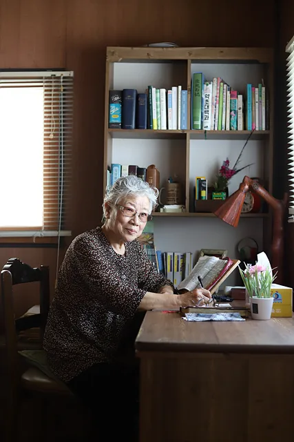 몇 해 전 세상을 떠난 남편의 흔적이 고스란히 남아 있는 김정희 할머니의 서재