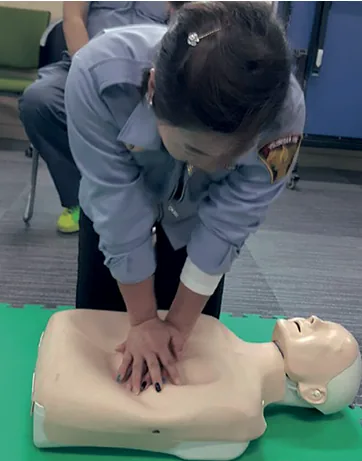 119의용소방대 심폐소생술훈련 중인 지연 씨