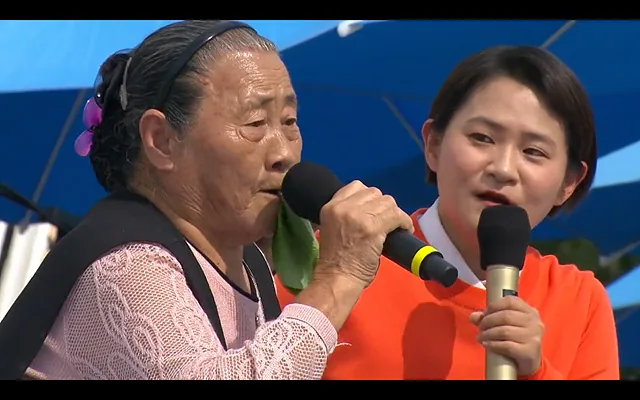 2022년 전국노래자랑 1999회 완주군편. 민요 풍년가를 구정지게 부르고 있는 이인수 할머니. 고양이, 닭, 개, 염소 울음소리흉내를 내며 시청자들에게 큰 웃음을 주었고 인기상을 수상했다. (1)