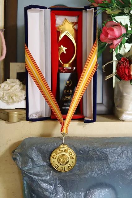 할머니는 평생 길러 온 가축들의 울음소리를 흉내 내 '인기상'을 받았다.