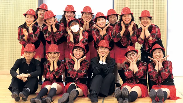 삼례읍 라인댄스팀 '프리티우먼' 아랫줄 오른쪽에서 두 번째 앉은 이가 안라 씨다.