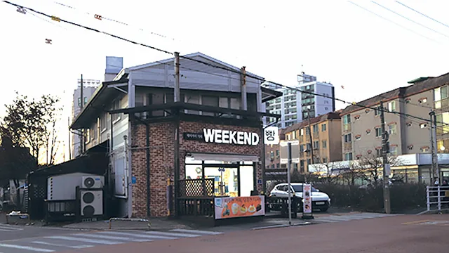 해질 무렵 봉동 낙평리의 베이커리 카페 위크앤드 전경