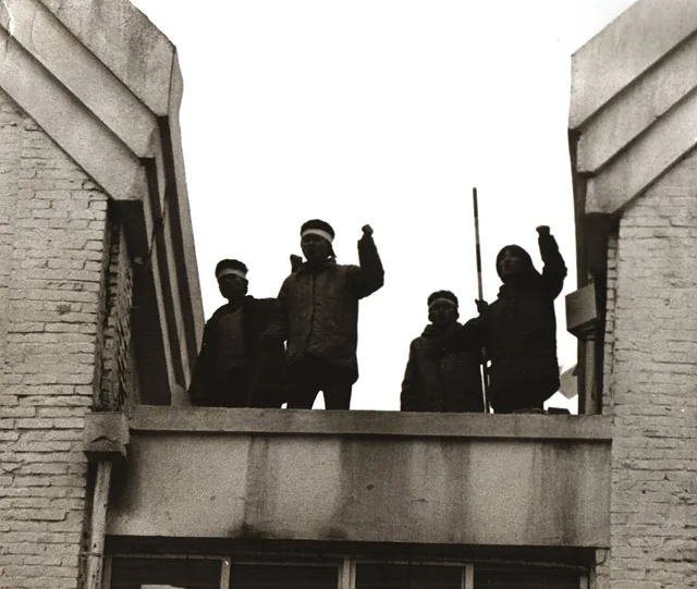 조선대 1988년 1.8항쟁 당시 대학본관 건물에서 농성중인 학생들 (조선대 자료사진)