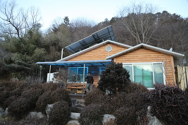 박일진 정현순부부가 살고 있는 화산면 라복마을의 농가주택. 마을안의 작은 저수지풍경이 마을에 들어 이곳으로 이사하게 되었다.