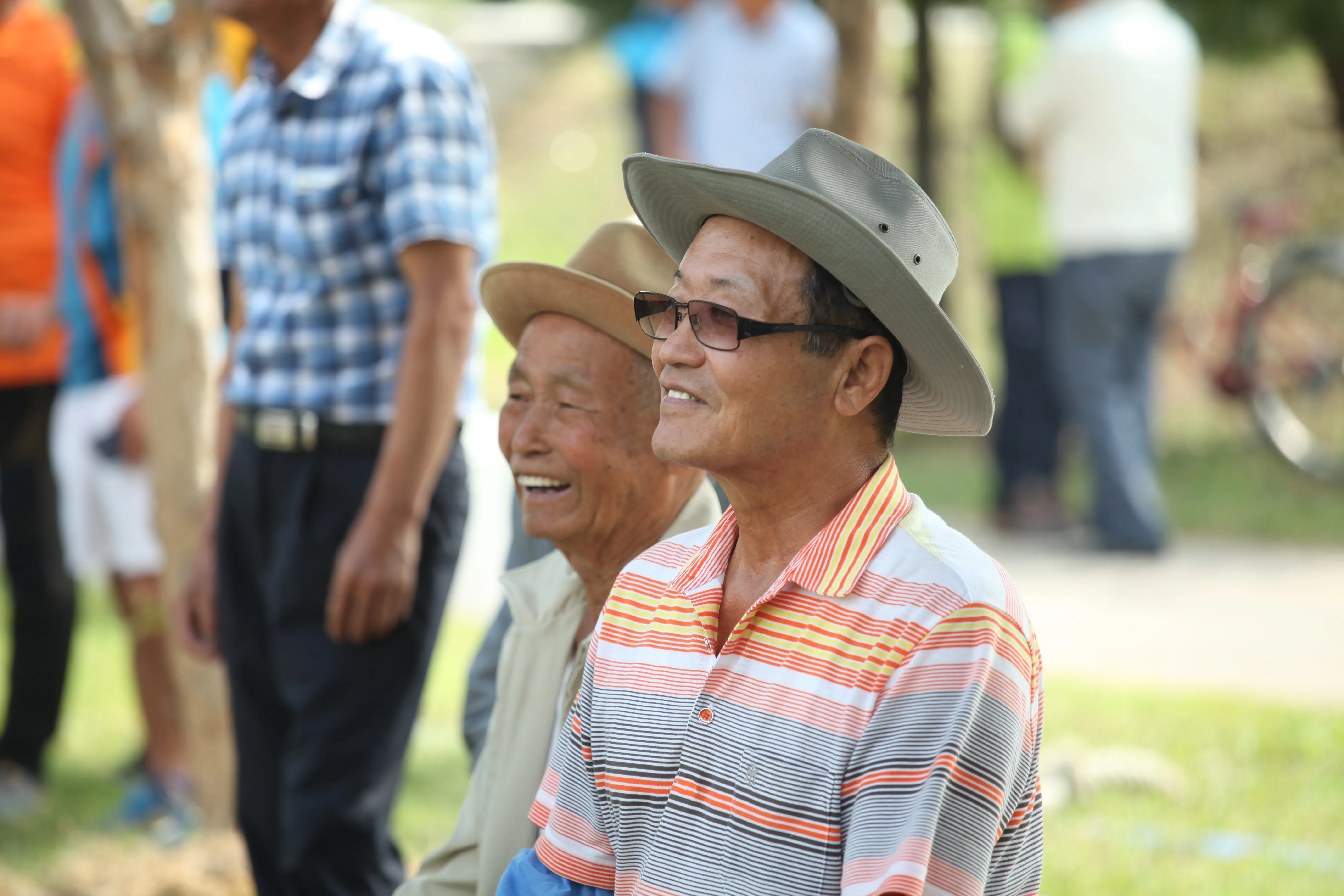 줄다리기 시합을 구경하고 있는 어르신