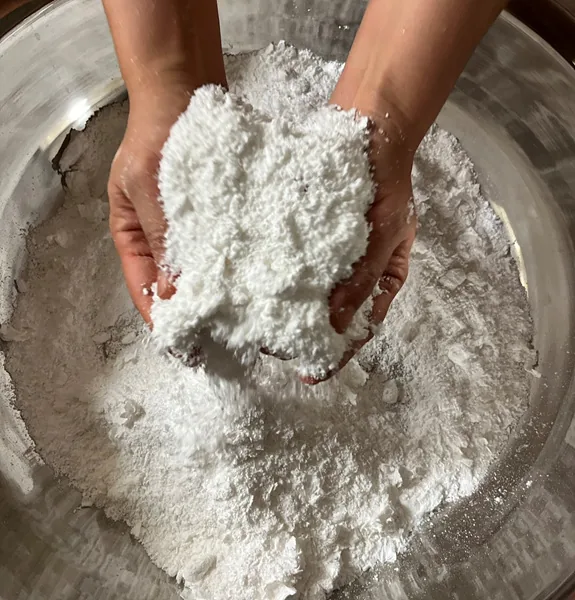 죽으로 밑술을 빚기 위해 방앗간에서 빻아온 쌀가루