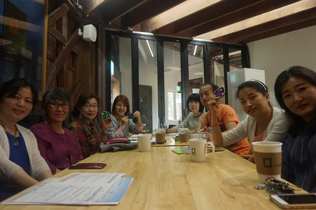 쎄쎄쎄 회원들이 기획회의를 하다 기념촬영을 하고 있다.