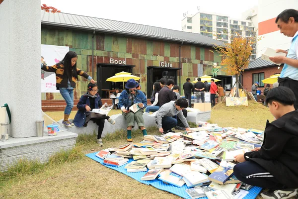 책마을문화센터앞 헌책판매