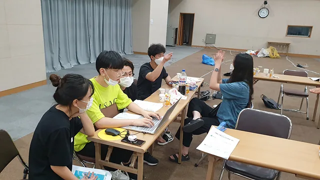 축제 계획에 따라 동일한 임무를 맡은 청소년들이 모여 상의를 하고있다(3)