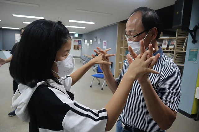 체조를 통해 서로 근육을 풀어준다