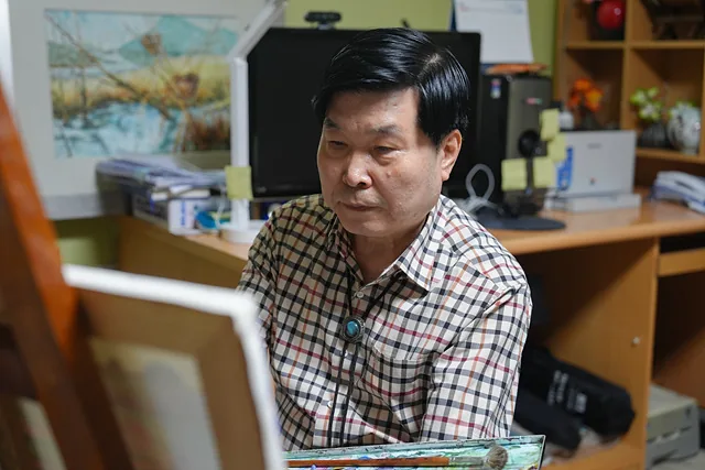 전주 작업실에서 몰두하는 정상현 작가