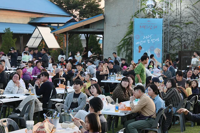 #치맥축제 즐기는 사람들