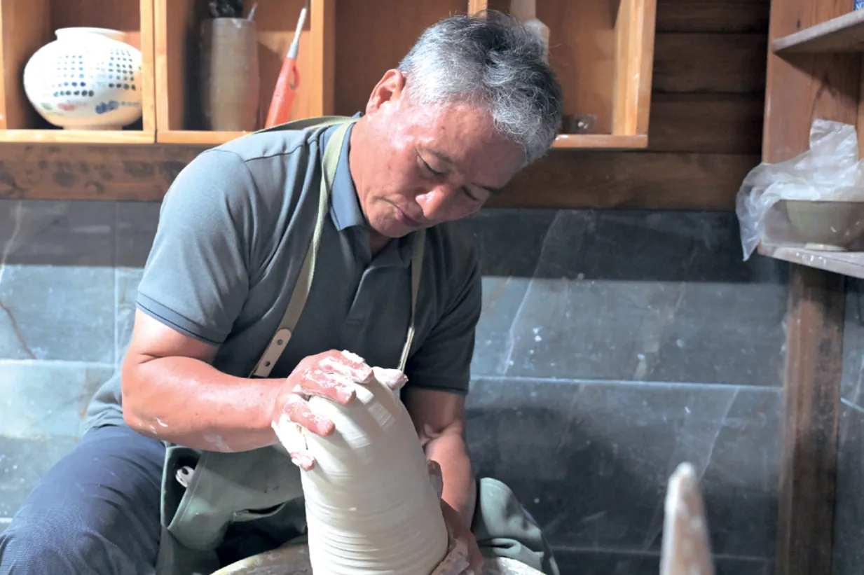 소양 작업실에서 물레를 이용해 도자기를 빚고 있는 김맹호 작가.